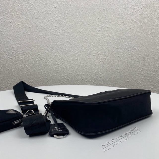 prada女包 普拉達專櫃新款斜挎包 1BH204 Prada新款nylon Hobo手拎包 腋下包  pyd2218